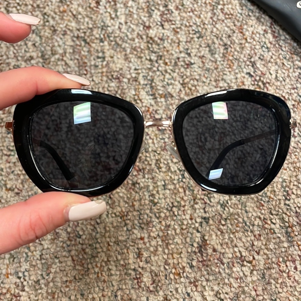 Fossil Womens Sunglasses Black and Gold